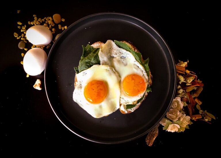 Desayuno servido con huevos y acompañamientos