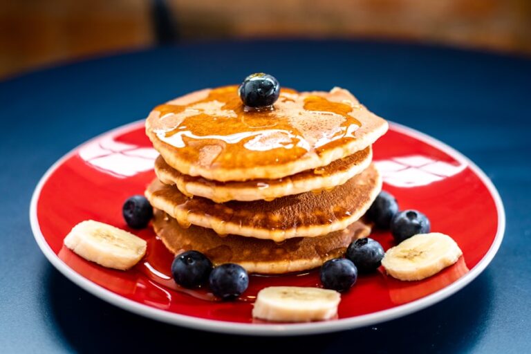 Tortitas apiladas con fruta para un desayuno casero