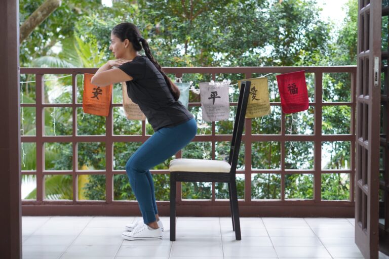 Persona junto a una silla en un espacio de ejercicio