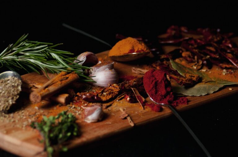 Selección de hierbas y especias para condimentar recetas