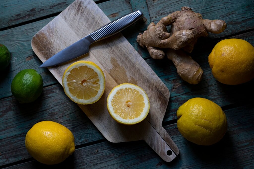 Limón cortado y otros ingredientes frescos sobre una tabla de cocina