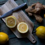 Limón cortado y otros ingredientes frescos sobre una tabla de cocina