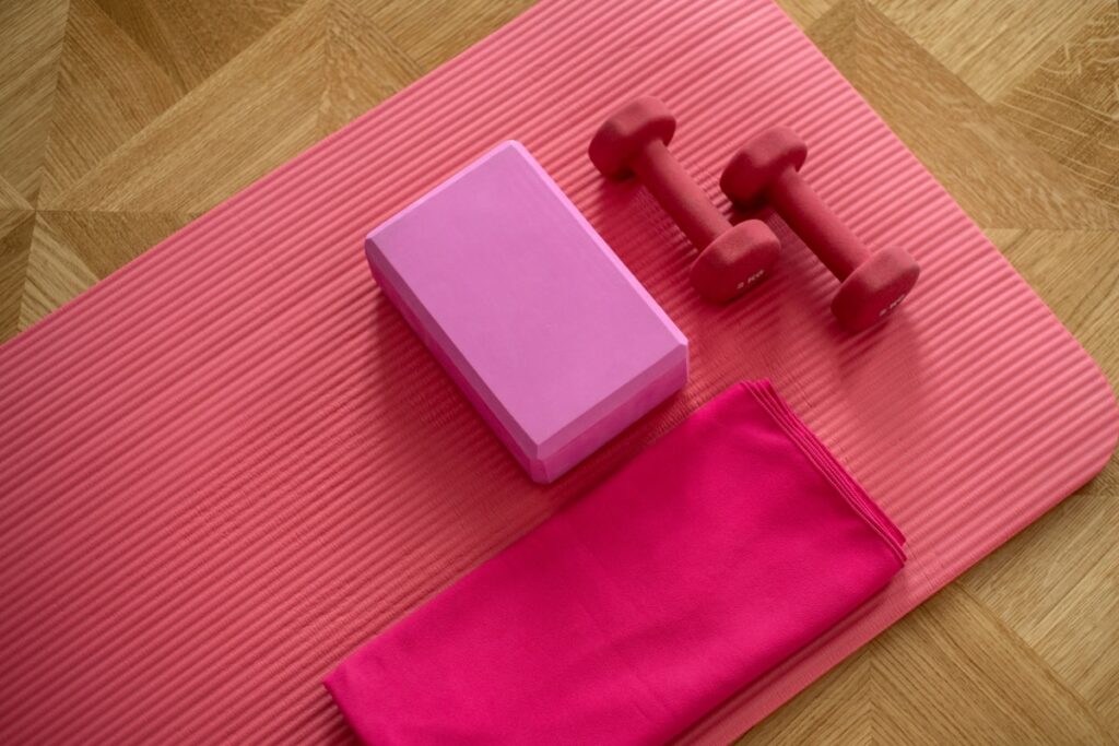 Esterilla rosa con material de entrenamiento