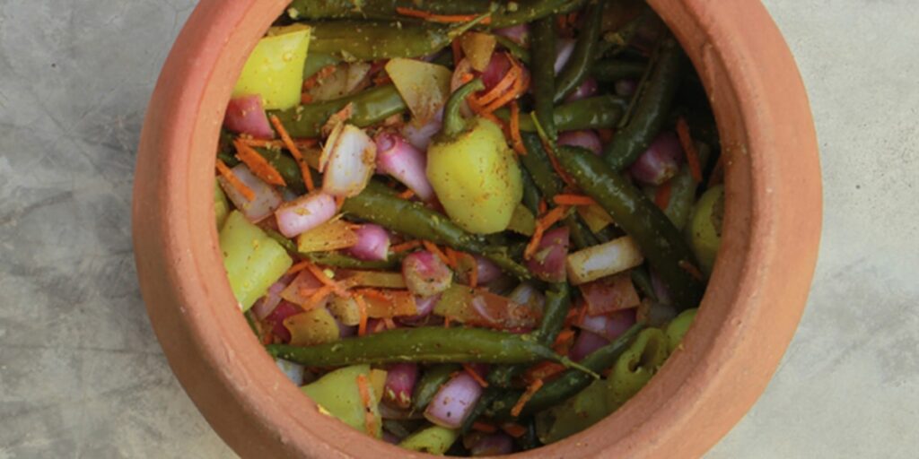 Fuente con judías verdes, patatas y cebolla
