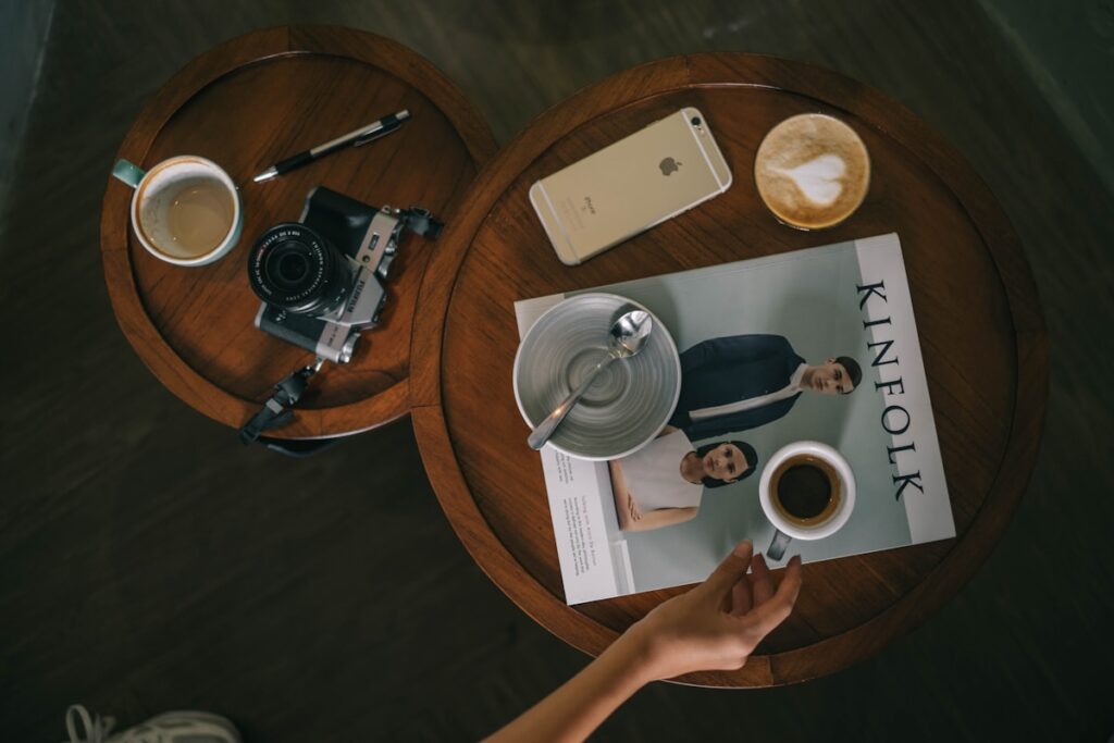 Mesa con lectura, café y objetos de uso cotidiano