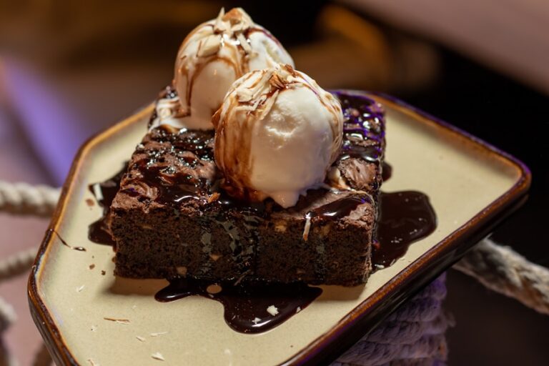Porción de postre de chocolate en un plato claro