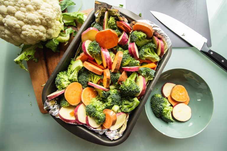 Plato de verduras presentado sobre una vajilla oscura